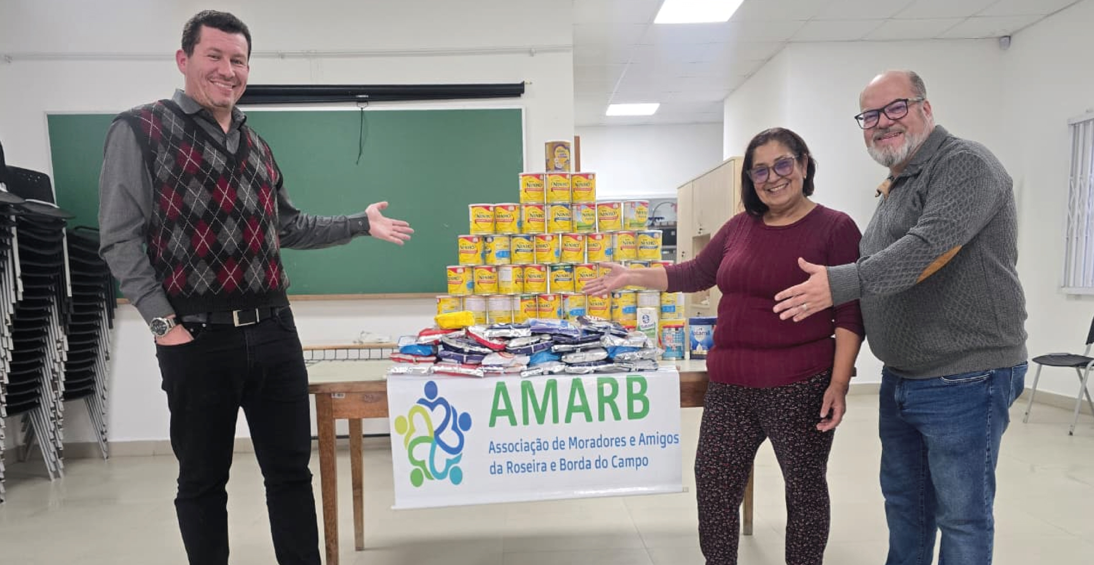 AGECEF PR entrega doações de leite arrecadado durante Feijoada da Regional Curitiba